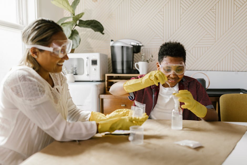 Madre e figlio fanno esperimenti scientifici in casa, un'attività educativa per bambini che vivono nel bosco e seguono l'istruzione parentale.