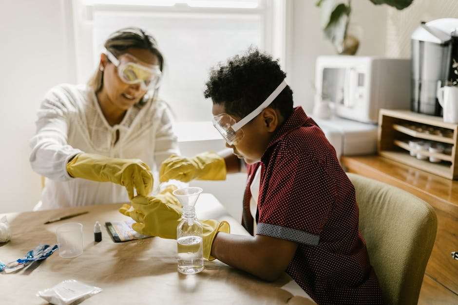 Genitori e figlio con occhiali protettivi e guanti gialli impegnati in esperimenti scientifici a casa, moduli iscrizione scuola