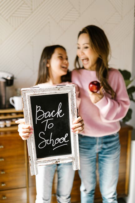 Madre e figlia sorridenti con lavagna Back to School, supporto scolastico TFA indiretto per studenti con bisogni educativi speciali