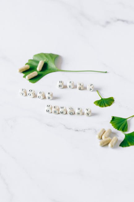 Strategie per la memoria: foglia di ginkgo biloba, capsule e dadi con la scritta 'Help Your Memory' per potenziare le capacità cognitive.