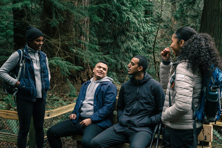 Gruppo di amici sorridenti durante una gita nel bosco, un'attività culturale all'aperto per la Giornata Internazionale dei Musei.