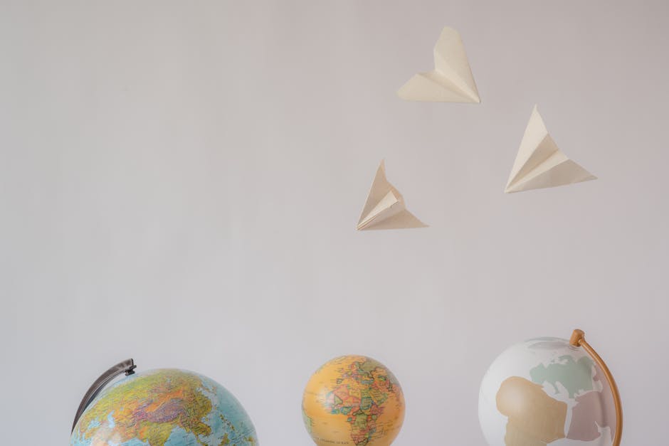 Pierpaolo Natalini: mappamondi vintage e aeroplanini di carta che simboleggiano il viaggio tra arte, innovazione e scoperta