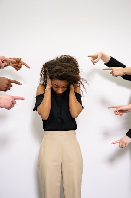 Docente ligure stressata: immagine simbolica del disagio lavorativo evidenziato dall'indagine ANIEF e dalla mancanza di supporto istituzionale.