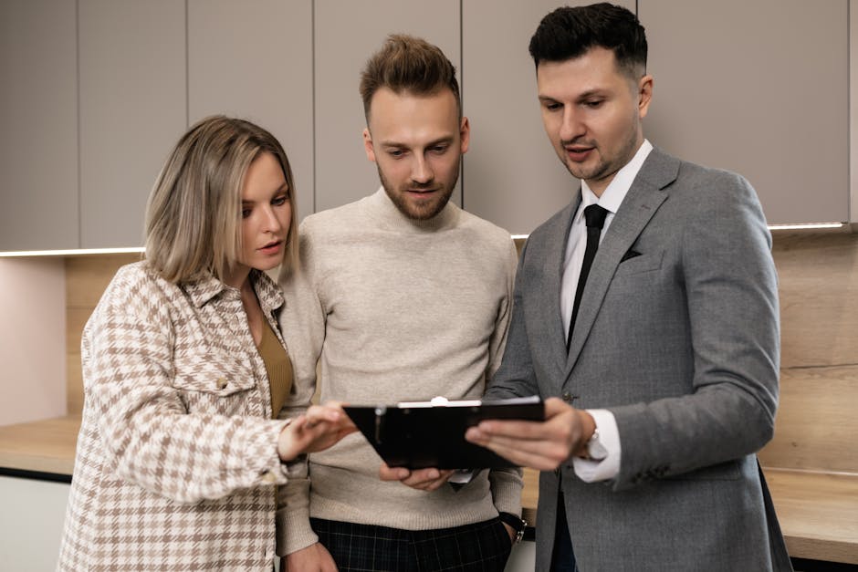 Coppia con agente immobiliare che esamina documenti: angoli corrispondenti nella risoluzione dei problemi immobiliari.