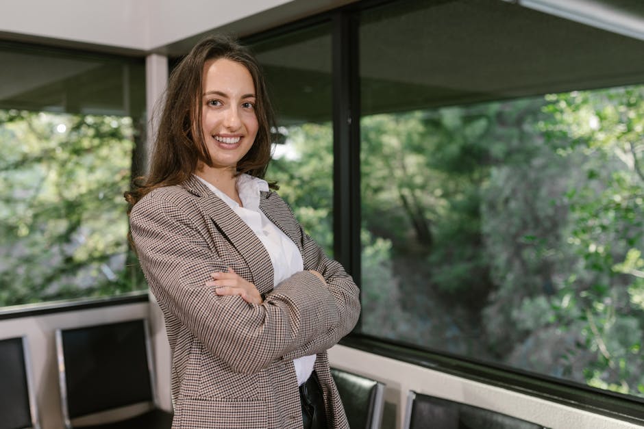 Giovane professionista sorridente pronta per conferenze e seminari, un'opportunità di crescita per studenti e carriera.