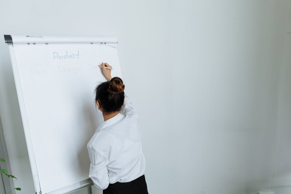 Docente scrive alla lavagna durante la formazione sull'uso di strumenti di valutazione AI, strategie e best practice per l'istruzione.