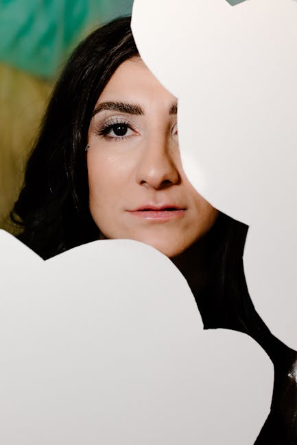 Ragazza con nuvole di carta: preparazione e futuro accademico con il TOLC, test di ammissione universitario e orientamento.