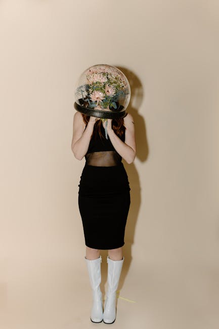 Donna con sfera di fiori sulla testa, simbolo di innovazione e futuro tecnologico nell'articolo. Tecnologie uniche e approccio necessario.