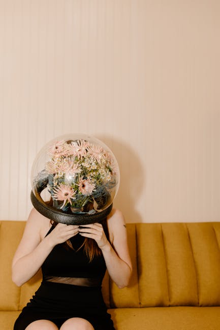 Studentessa di Roma Tre con sfera floreale: metafora di crescita e opportunità nel corso di Matematica per il futuro.