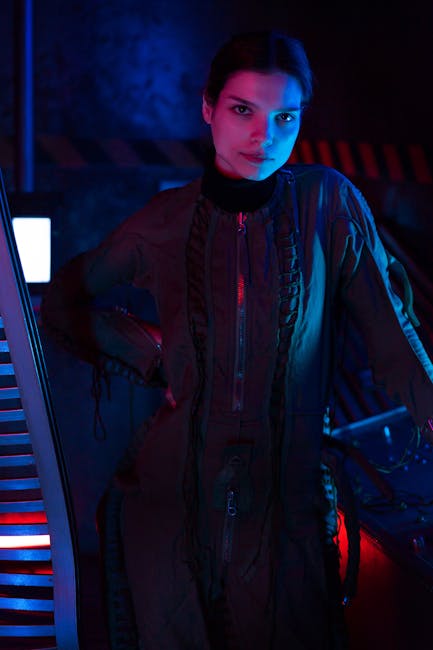 Astronauta donna in tuta spaziale futuristica, illuminazione al neon, concetto di esplorazione spaziale sostenibile e innovazione