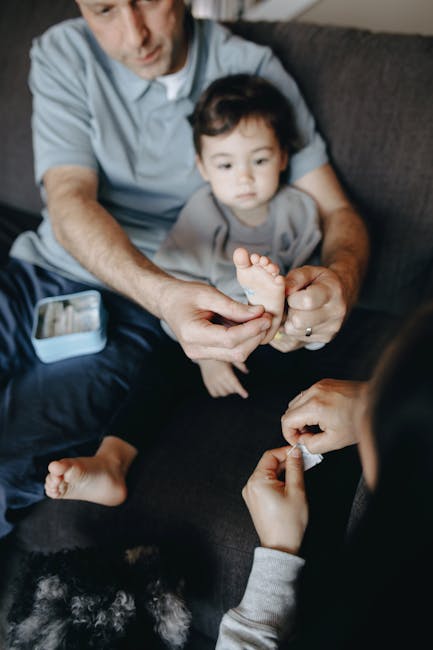 Genitori che curano un bambino: focus sull'importanza del sostegno familiare e dell'assistenza nell'infanzia, elementi chiave per il benessere.