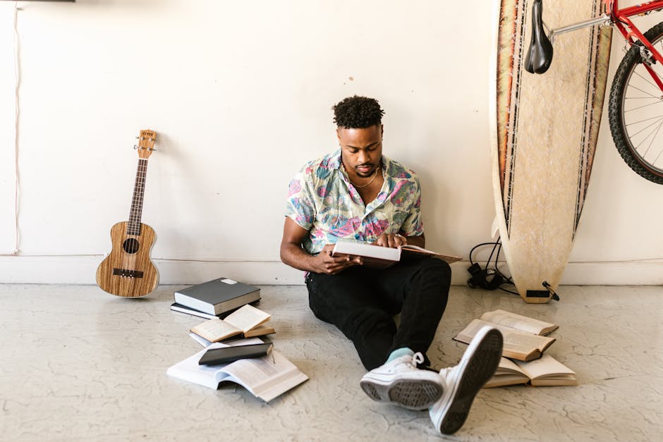 Studente legge circondato da libri e ukulele, esempio di apprendimento musicale e scolastico per l'articolo.