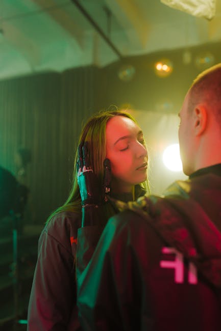 Ragazza con protesi bionica ascolta musica: orientamento digitale e intelligenza artificiale per Spaggiari Parma e Jobiri