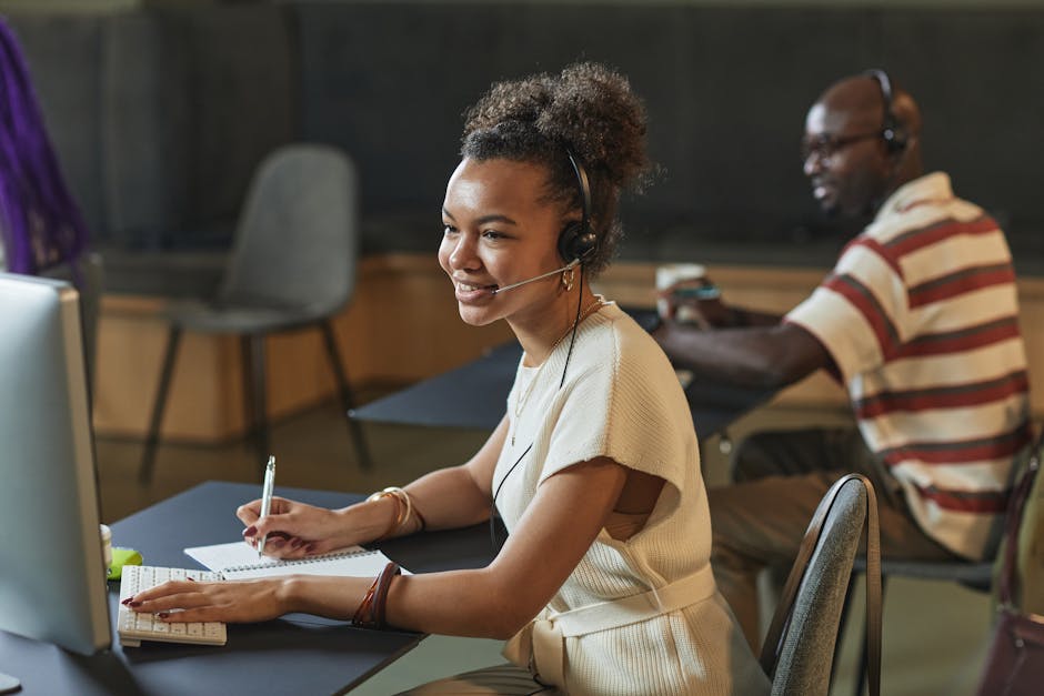 Personale ATA al lavoro con cuffie e computer: riconoscimento servizio docente e supporto amministrativo scolastico