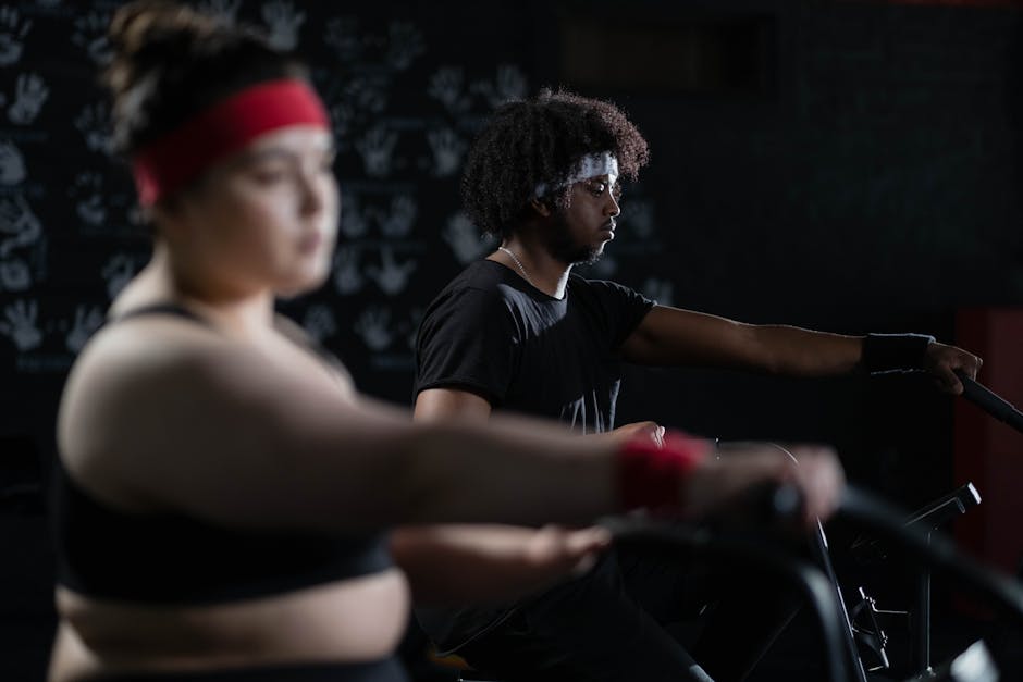 Persone che si allenano su macchine cardio in palestra per bruciare calorie e migliorare la forma fisica con la camminata veloce.