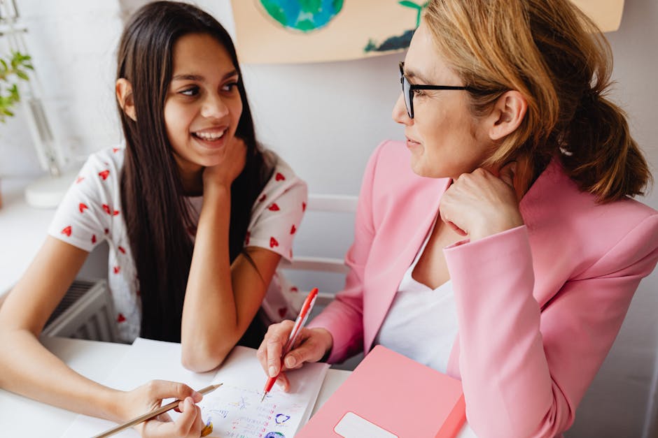 Ragazza e donna che sorridono e disegnano, attività per sviluppare l'empatia nei bambini e negli adulti, comunicazione efficace