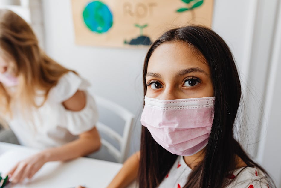 Ragazza con mascherina in classe: educazione sessuale e prevenzione malattie tra i giovani studenti per la salute pubblica