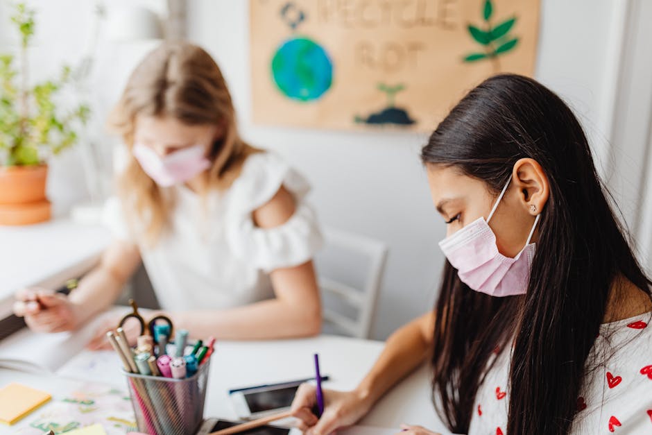 Ragazze con mascherina studiano prevenzione alluvioni con fumetto La Goccia, progetto educativo per scuole, sensibilizzazione rischi climatici