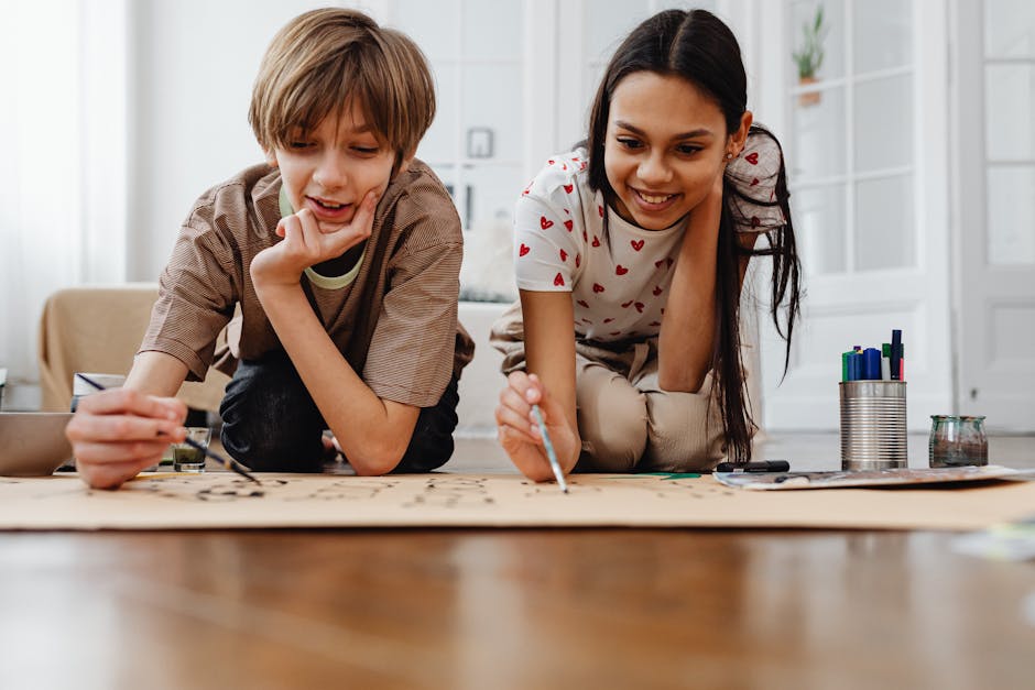 Due bambini disegnano insieme su un grande foglio, pensando al futuro e alla pensione scolastica 2026 con requisiti stabili.