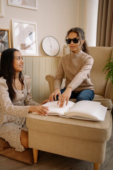 Ragazza non vedente impara con metodo Braille assistita da insegnante: esempio di insegnamento basato sui progetti