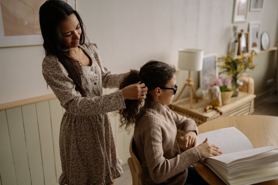 Assistente familiare che si prende cura di una ragazza: corsi di formazione e requisiti per l'assistenza domiciliare qualificata.