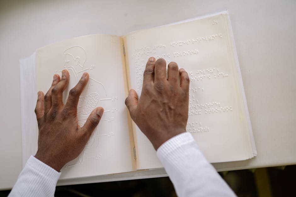 Persona che legge un libro in braille, simbolo di inclusione e accessibilità per il concorso ATA 2026 e le opportunità per tutti.