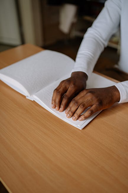 Persona che legge un libro in braille, esempio di didattica inclusiva e accessibilità per studenti con disabilità visive.