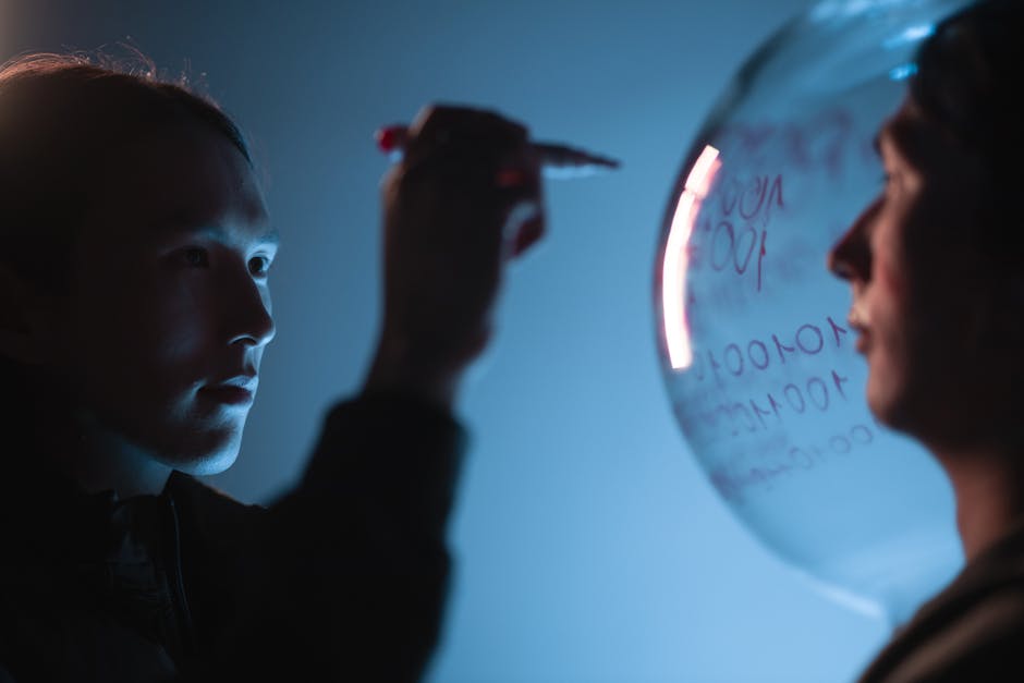 Insegnanti che collaborano alla lavagna sferica per l'innovazione didattica Montessori e lo sviluppo del pensiero critico