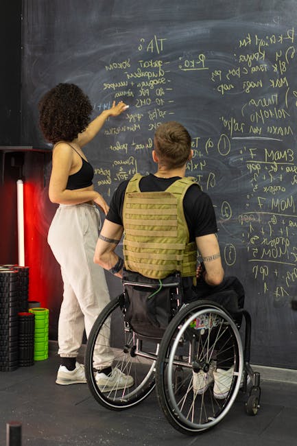 Uomo in sedia a rotelle partecipa a lezione con adattamenti curriculari, inclusione e strategia didattica personalizzata