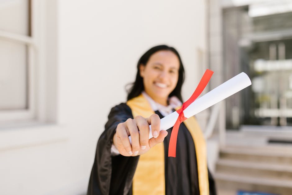 Studentessa sorridente mostra il diploma di maturità, simbolo del nuovo modello di esame 2026 e delle sue opportunità future