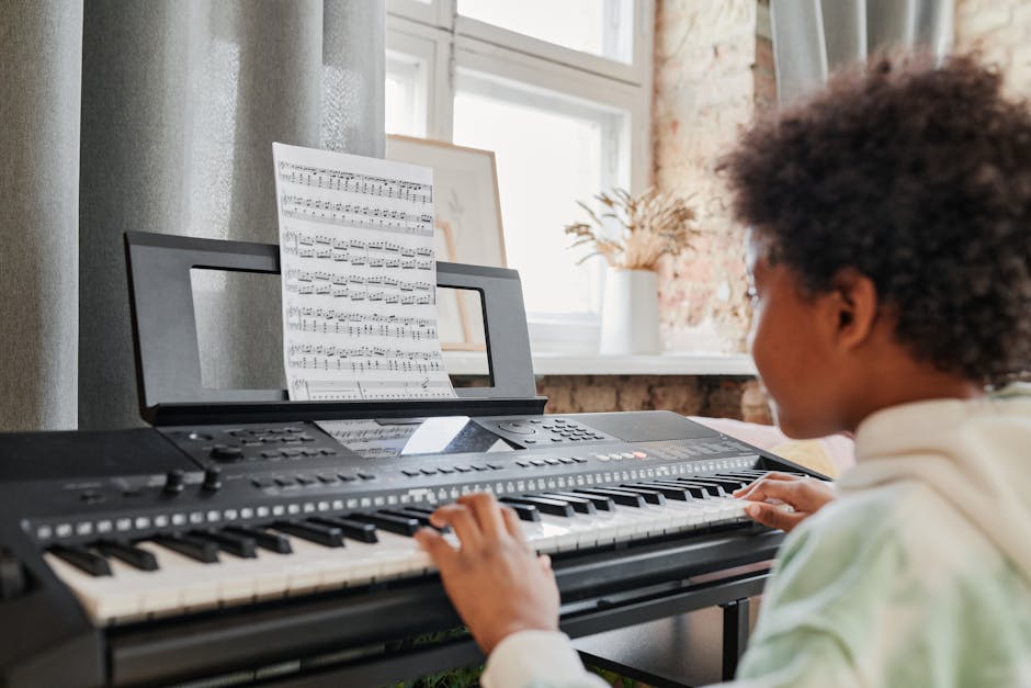 Bambina suona il piano digitale con spartito, apprendimento musicale innovativo per bambini, educazione musicale creativa e divertente