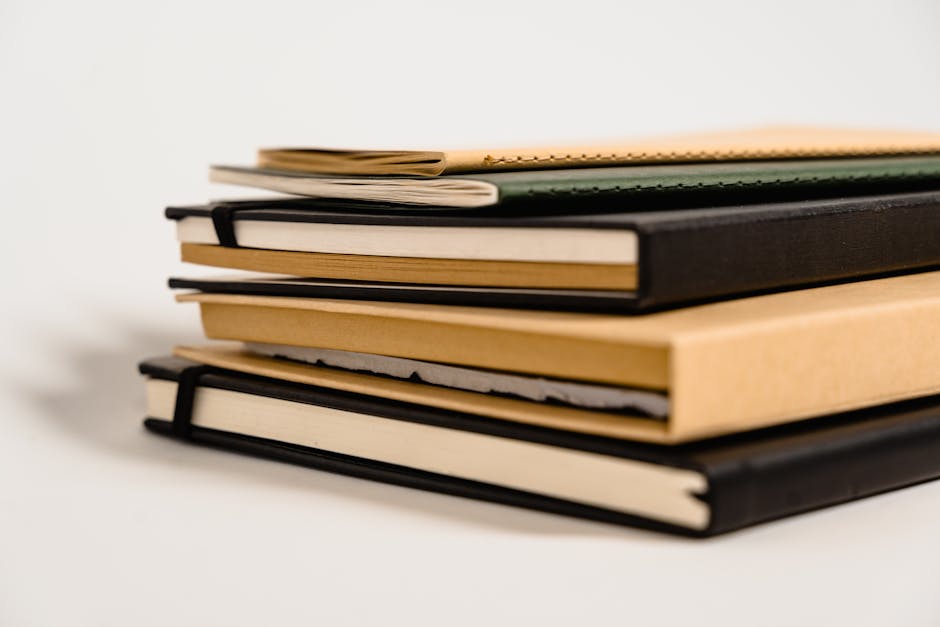 Pila di libri scolastici con copertine resistenti e facili da applicare, ideali per proteggere i tuoi testi durante l'anno scolastico.