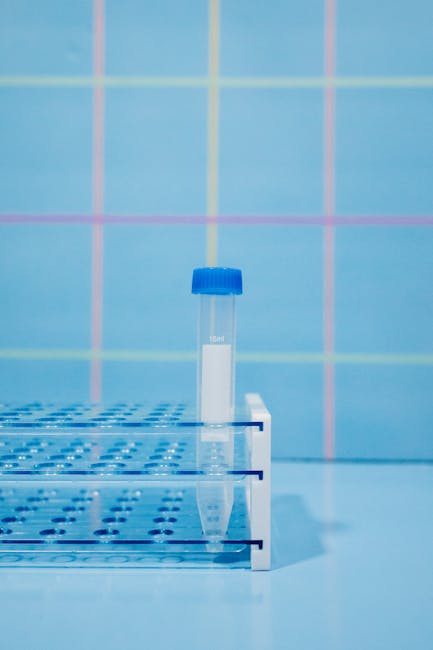 Provetta con tappo blu in portaprovette, elemento di classificazione scientifica per l'evoluzione del sistema unico.