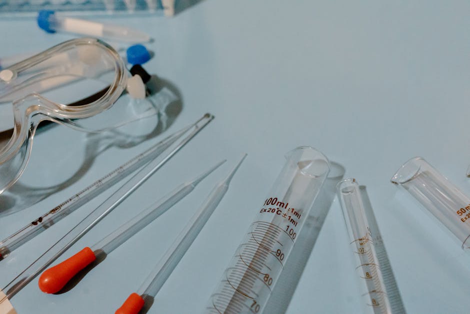 Strumenti di laboratorio scientifico come provette, pipette e occhiali protettivi, simbolo della scienza come strumento di emancipazione a TEDx Spoleto.