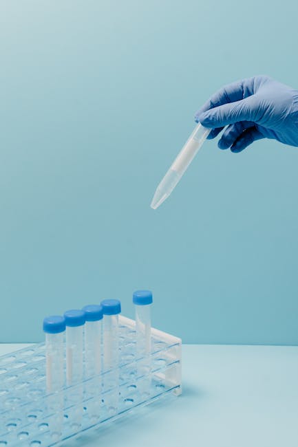 Preparazione campione per prove scritte concorso PNRR 3: mano con guanto e provetta, analisi di laboratorio per selezione candidati.