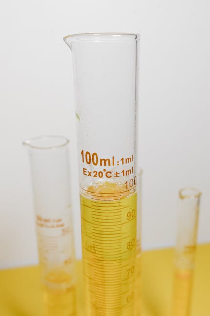 Cilindro graduato con liquido giallo per misurazioni precise del volume, essenziale per calcoli tecnici e approfondimenti sul volume del cilindro.