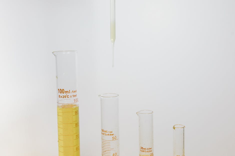 Misurazione volume cilindro: provette graduate con liquido e pipetta per calcoli precisi e guida completa all'uso corretto.