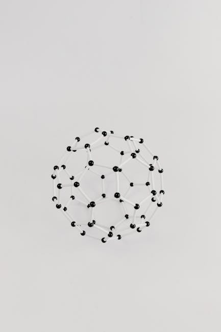 Modello di fullerene C60 che illustra connessioni e angoli adiacenti, rilevante per la progettazione e l'insegnamento interdisciplinare.