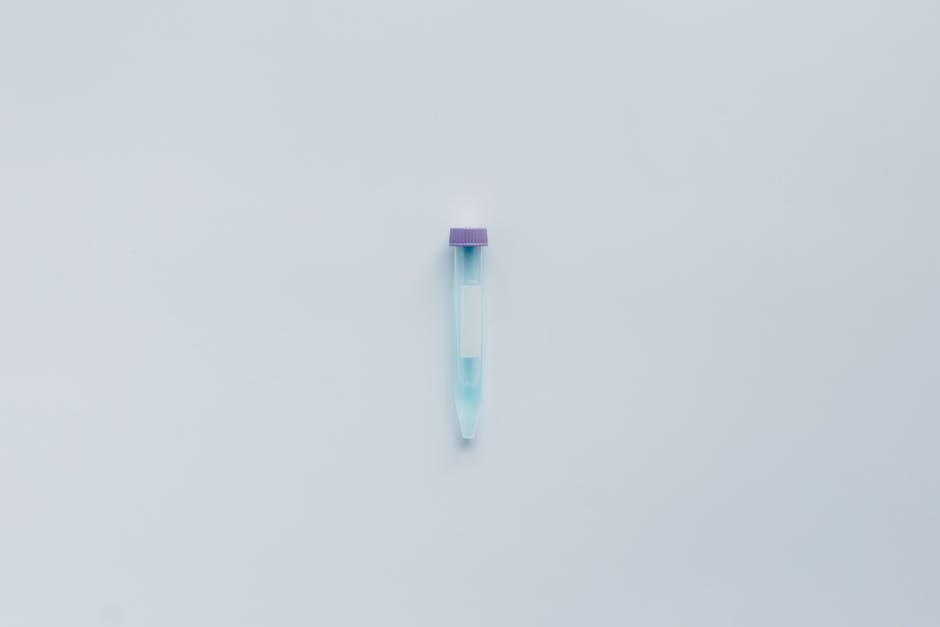 Provetta da laboratorio con tappo viola, utilizzata nel Metodo di Valutazione Unico per analisi e campionamento di precisione.