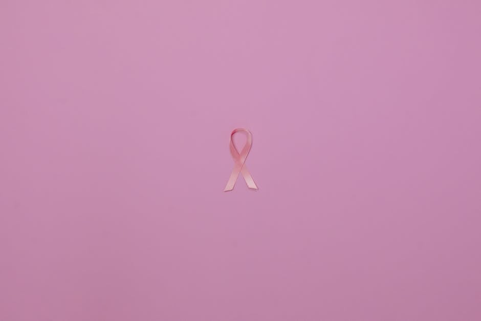 Nastro rosa su sfondo rosa simbolo della lotta contro il cancro al seno e dell'importanza della solidarietà e prevenzione.