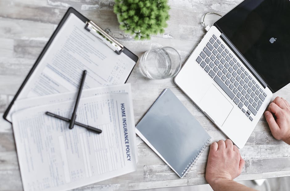 Modulistica professionale per laboratori POC: documenti, laptop e penne su scrivania per la gestione dei progetti.