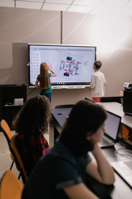 Studenti che collaborano a un progetto STEM su una lavagna interattiva, riflettendo le tendenze innovative nell'istruzione moderna.