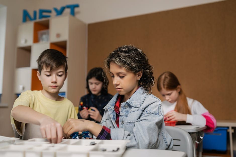Bambini che imparano robotica in classe con kit educativo, sviluppo competenze pratiche e STEM, apprendimento attivo e coinvolgente