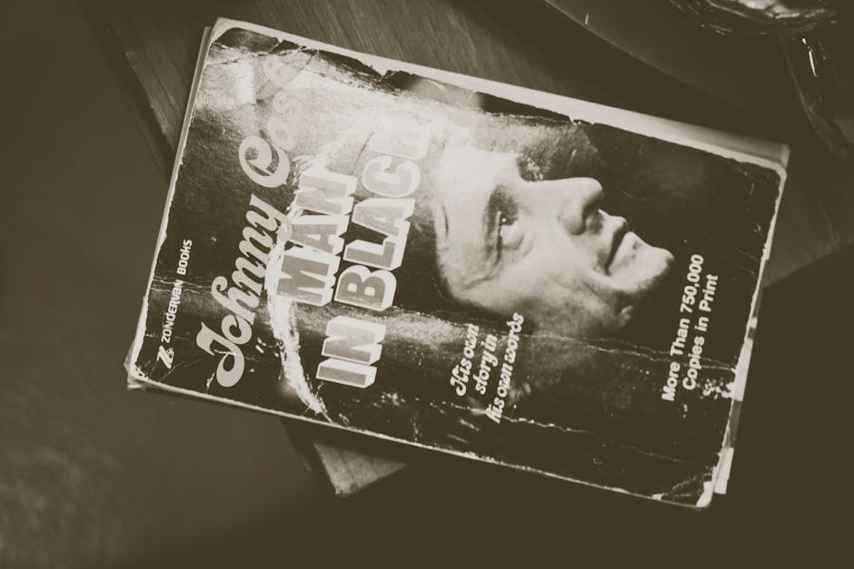 Copertina del libro Man in Black di Johnny Cash, autobiografia e riflessioni musicali, autorevolezza e impatto culturale del cantante