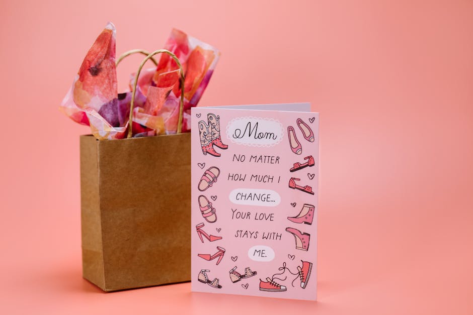 Biglietto auguri festa della mamma con frase 'Non importa quanto cambio, il tuo amore resta con me' e sacchetto regalo, sfondo rosa.