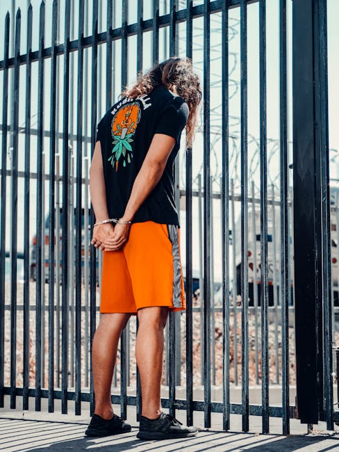 Tiktoker arrestato: aggressione a maestro e restrizioni sui social