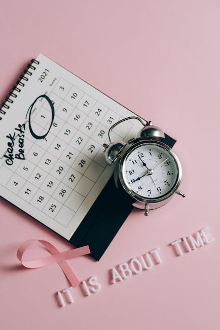 Promemoria per l'autoesame del seno con calendario, orologio e nastro rosa: la prevenzione è fondamentale per la salute femminile.