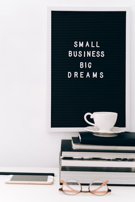 Tazza di caffè su libri con lavagna Small Business Big Dreams, metafora per l'impegno e la dedizione nello studio della musica.