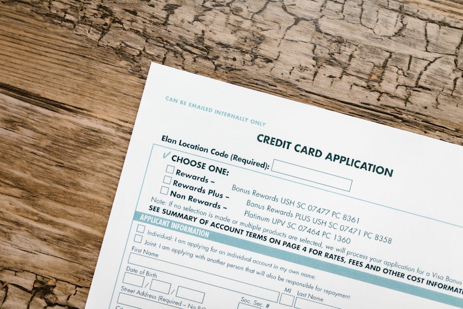 Modulo di richiesta carta di credito: rischio di uso improprio per contratti scolastici, implicazioni legali e danno erariale.
