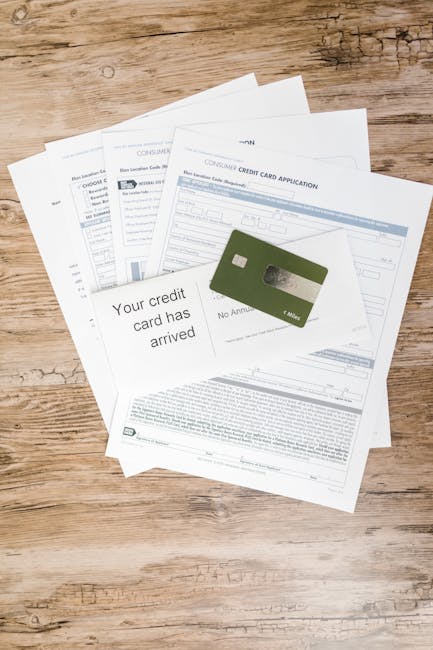 Domanda carta di credito e carta arrivata su tavolo di legno, finanziamenti privati per l'edilizia scolastica